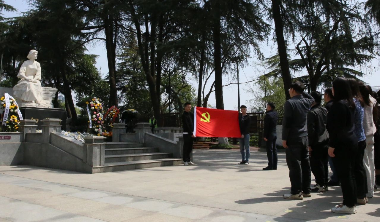 缅怀革命先烈 赓续红色精神丨人福医药集团党委组织开展清明祭扫主题活动